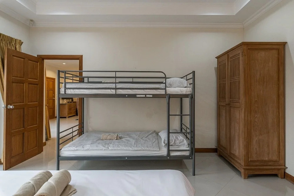 AnB poolvilla 2BR with private beach in pratamnak