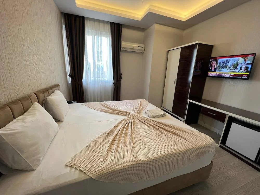 Grand Black Hotel