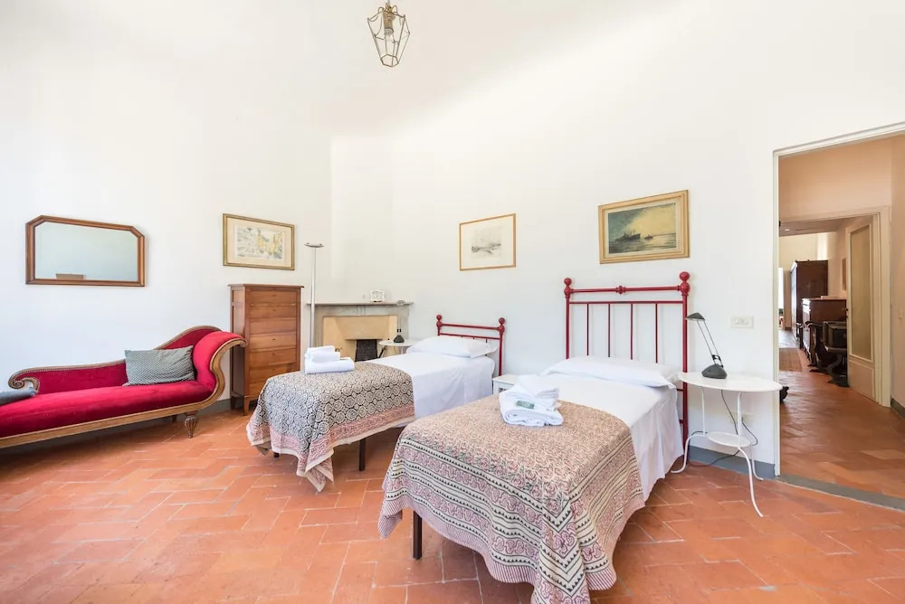 Pitti Large Apartment With Balcony