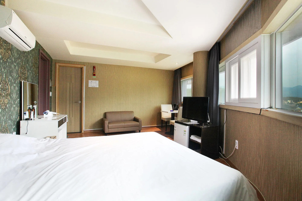J hotel