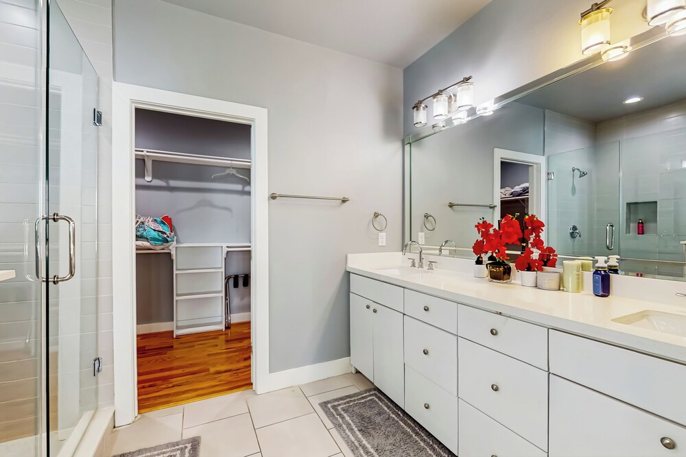3 BR Home w/ Billiards & Ping Pong, Near Downtown