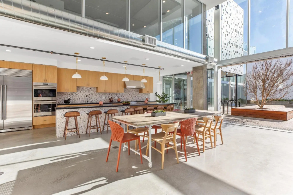 One Lux Stay at G8