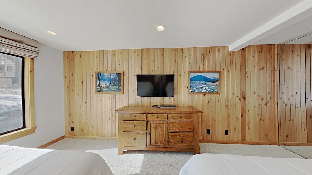 Beautiful One Bedroom Condo! Just Steps to Mammoth Mountain with Fully Equipped Kitchen! by RedAwning