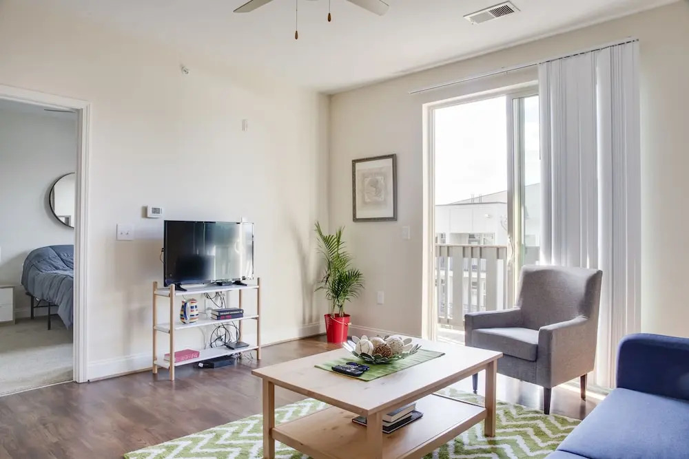 Plaza Midwood 1 and 2 BR Apts with Parking by Frontdesk