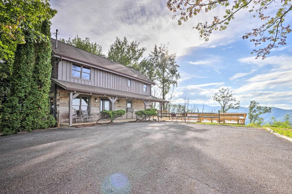 Deck & Hot Tub: Mtn-view Gatlinburg Cabin