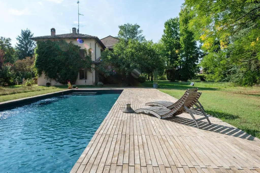 Splendido apt con piscina e parking a Colorno