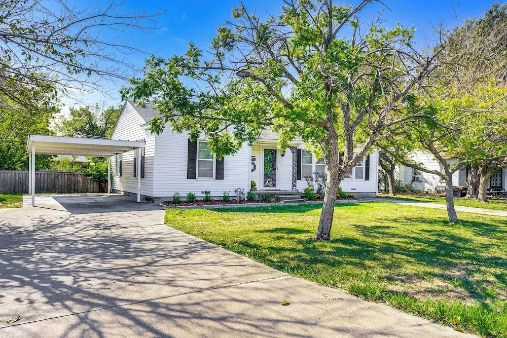 Hike, Fish & Golf: Home w/ Patio in Greenville