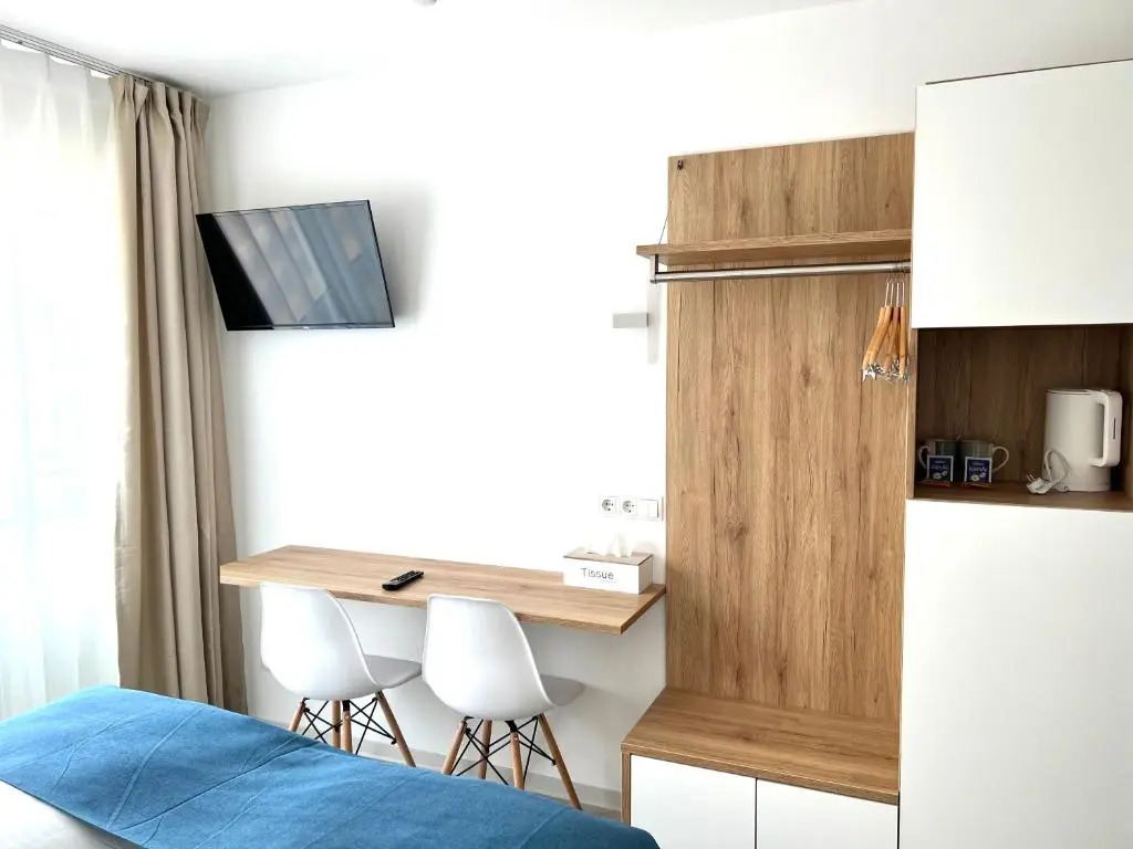 Hotel 83