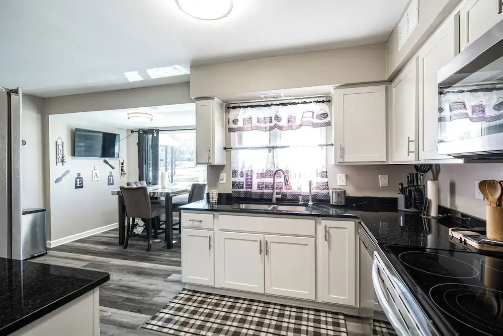 7 Mi to Lake Michigan: Milwaukee Vacation Rental