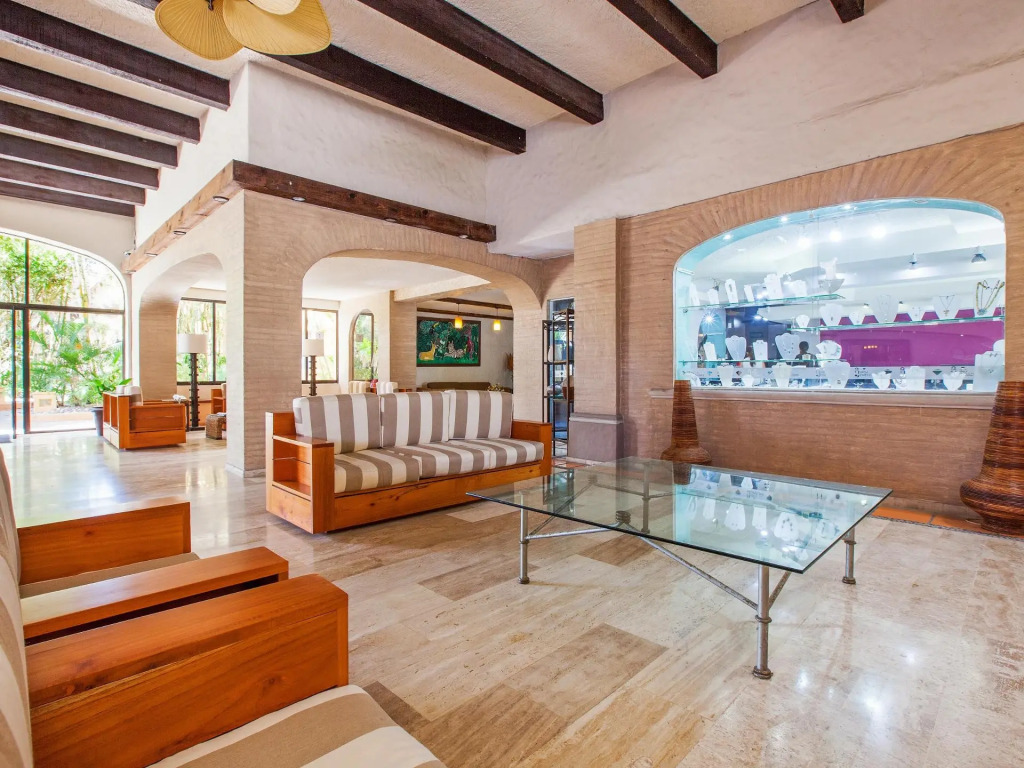 Costa de Oro Beach Hotel