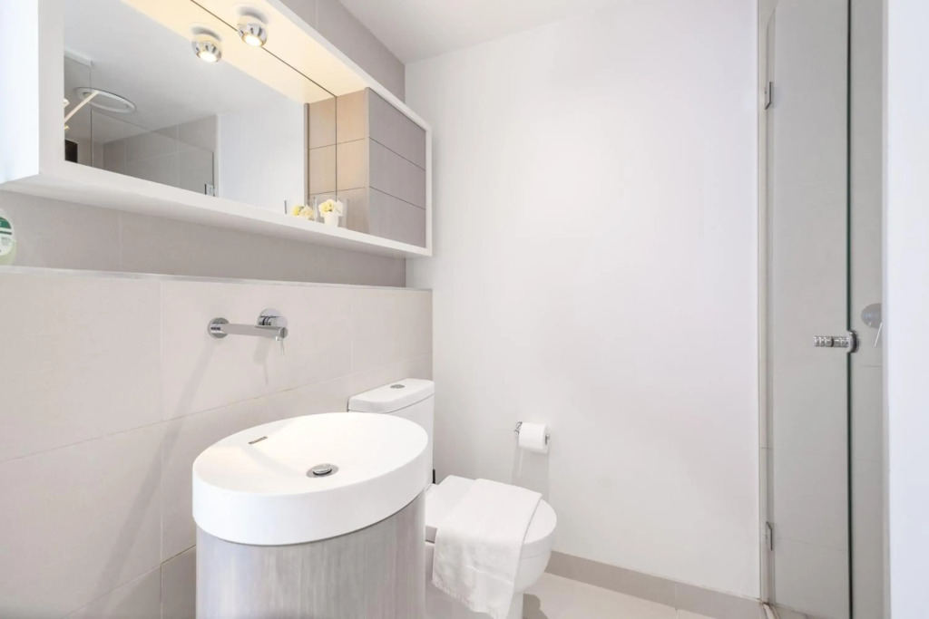 Rooftop 2BRapt in Abbotsford+King bed+WIFI+Parking