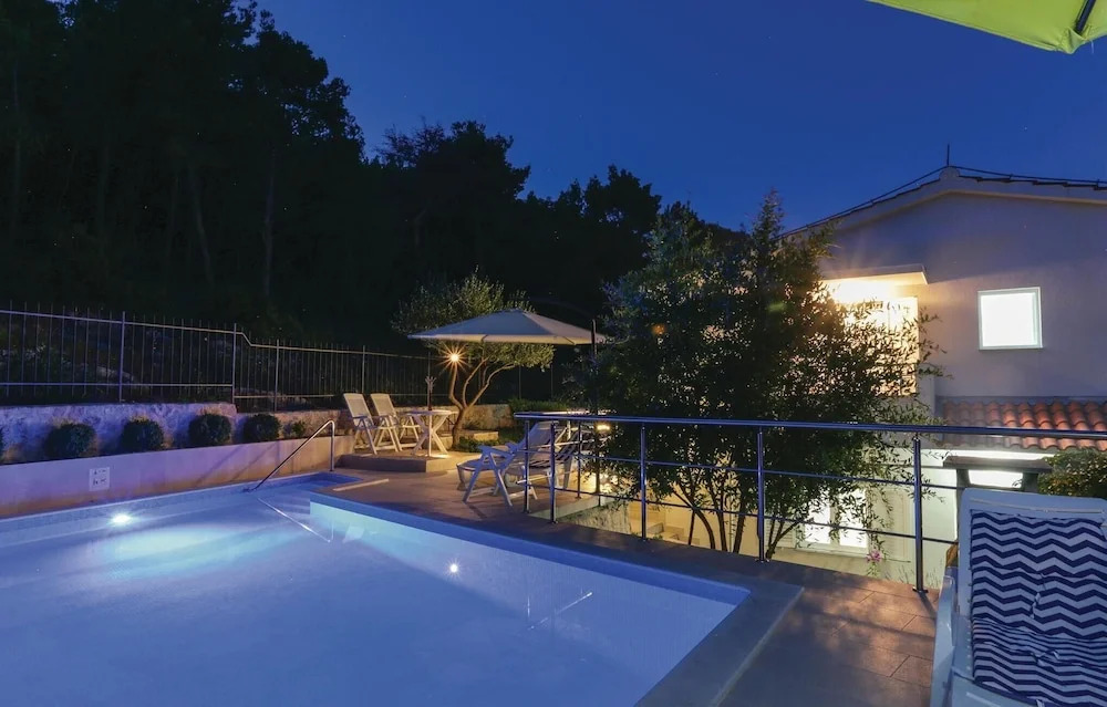Nice Home in Poljica With Wifi and 5 Bedrooms