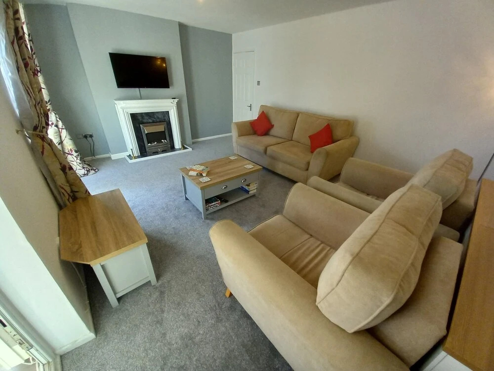Leominster 3 Bedroom House, Parking Garden Private