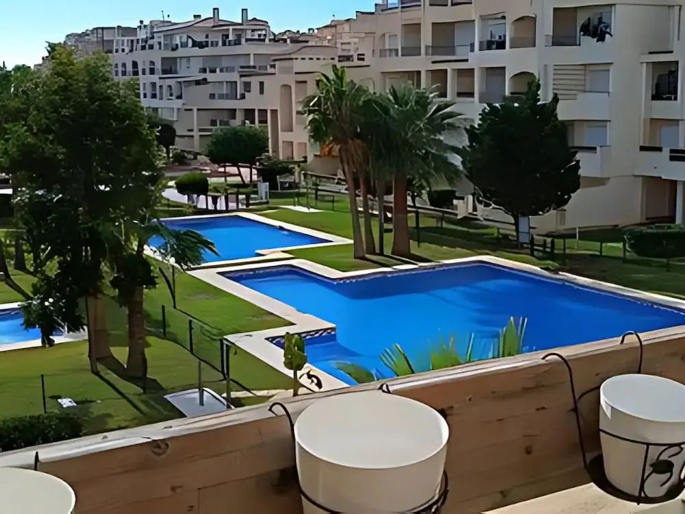 Lovely 2 Bedroom, 2 Bathroom Apartment With Pool