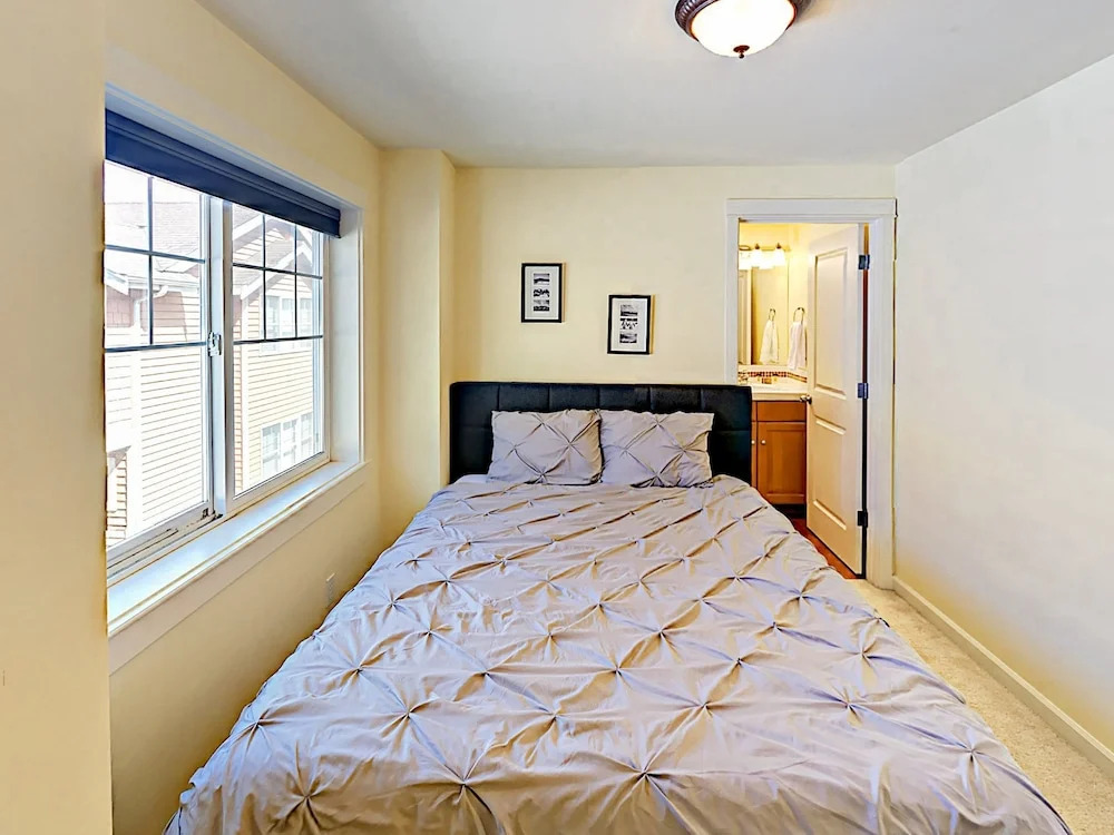 Latona Ave Townhouse Unit B - 3 Br townhouse by RedAwning