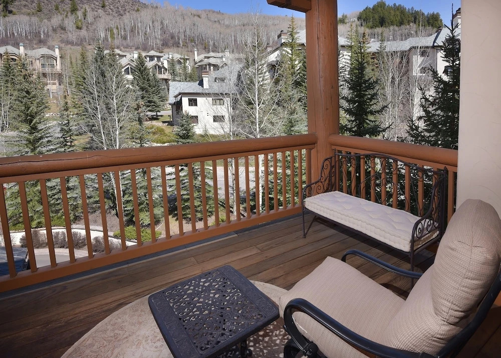 Bright Ski In/out  3br 3.5ba 3 Bedroom Condo by RedAwning