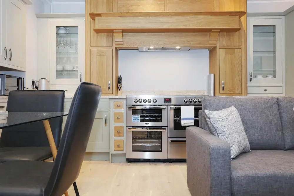 JOIVY Newly Refurbished Apartment on the Historic Royal Mile