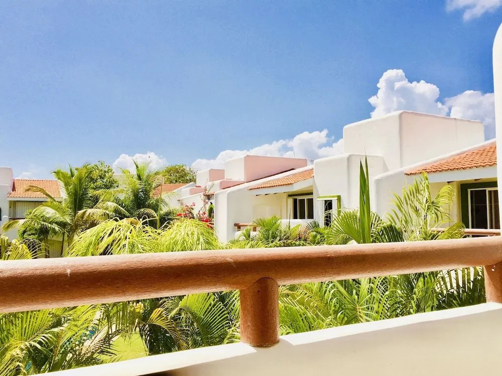 Deluxe Balcony Room With Swimming Pool Air Conditioning and Parking
