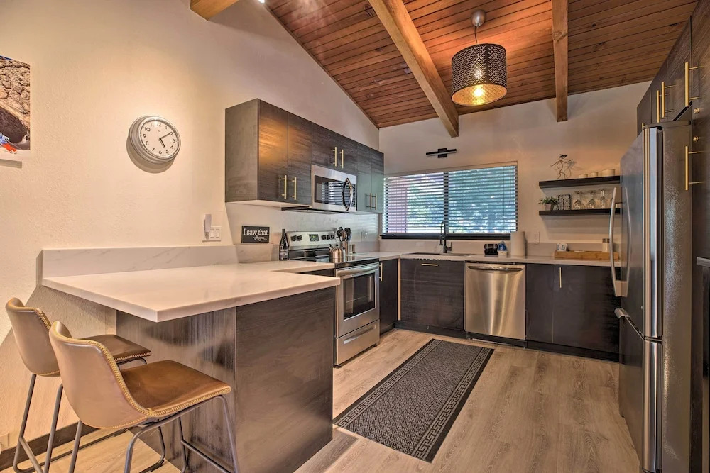Contemporary Mountain Retreat - Walk to Slopes!