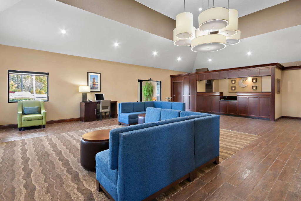 Comfort Inn & Suites Cincinnati Eastgate