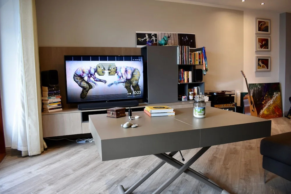 Artistic 1 Bedroom Apartment With Balcony Ifsc