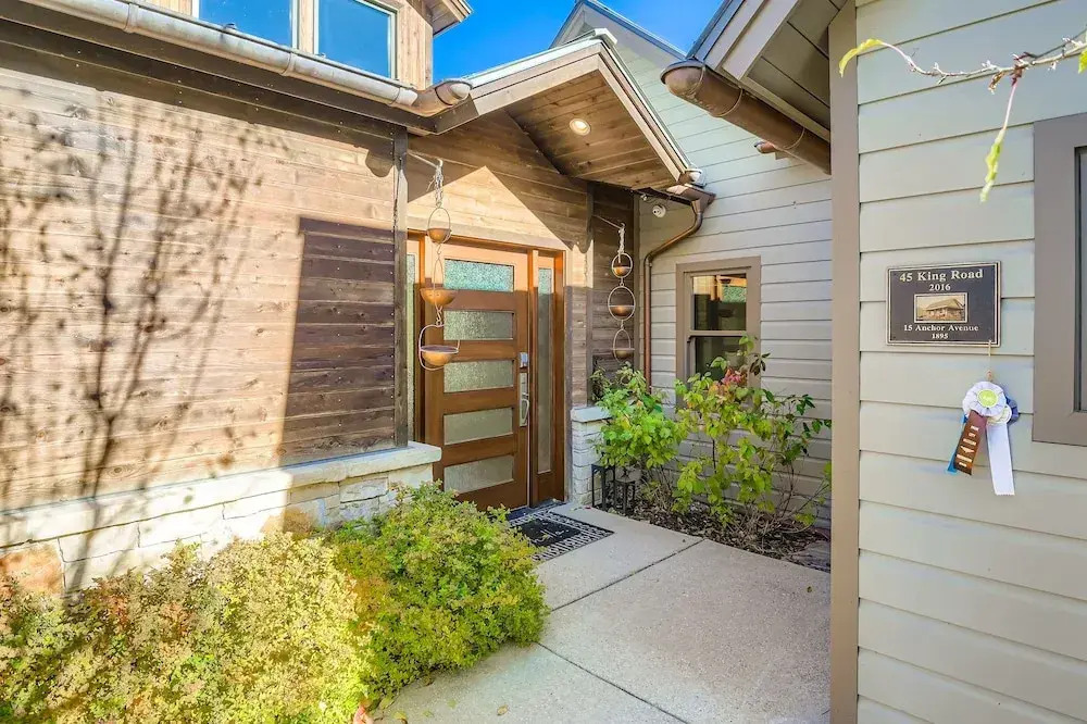 King Road Luxury Lodge, Private Hottub, Game Room, Media Room 45 4 Bedroom Home