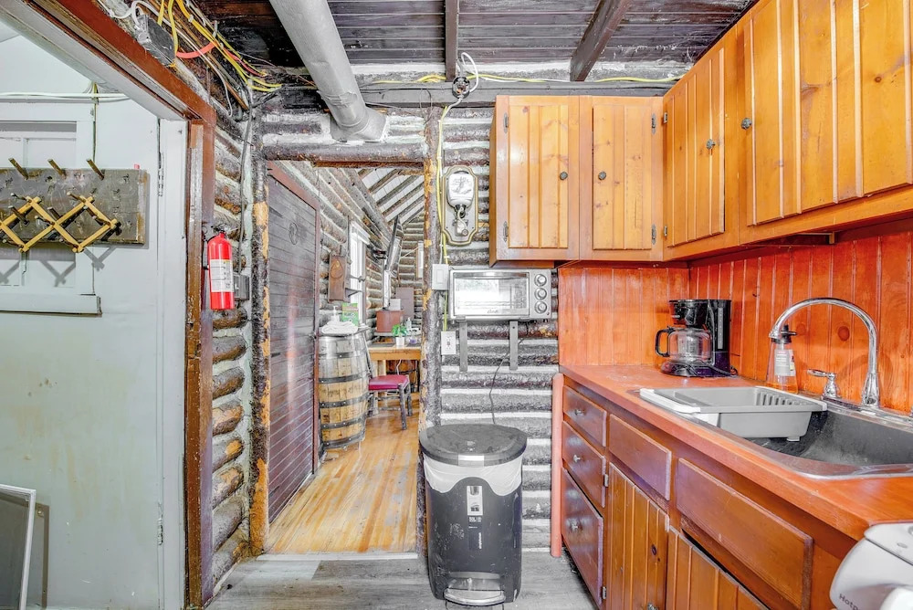 Easy Interstate Access: Original Poconos Log Cabin