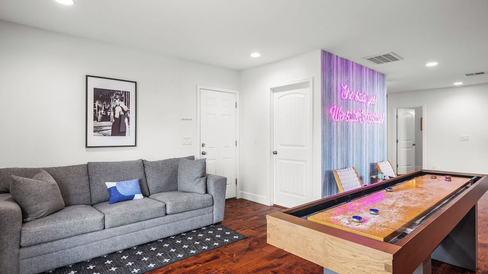 Scottsdale Retreat w/ Private Pool, Outdoor Dining & Close to Old Town Fun Casa Cambridge by Avantstay