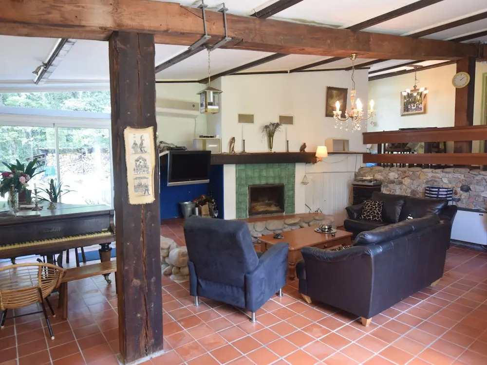 Charming Holiday Home Near River in Vallon-Pont-D'Arc