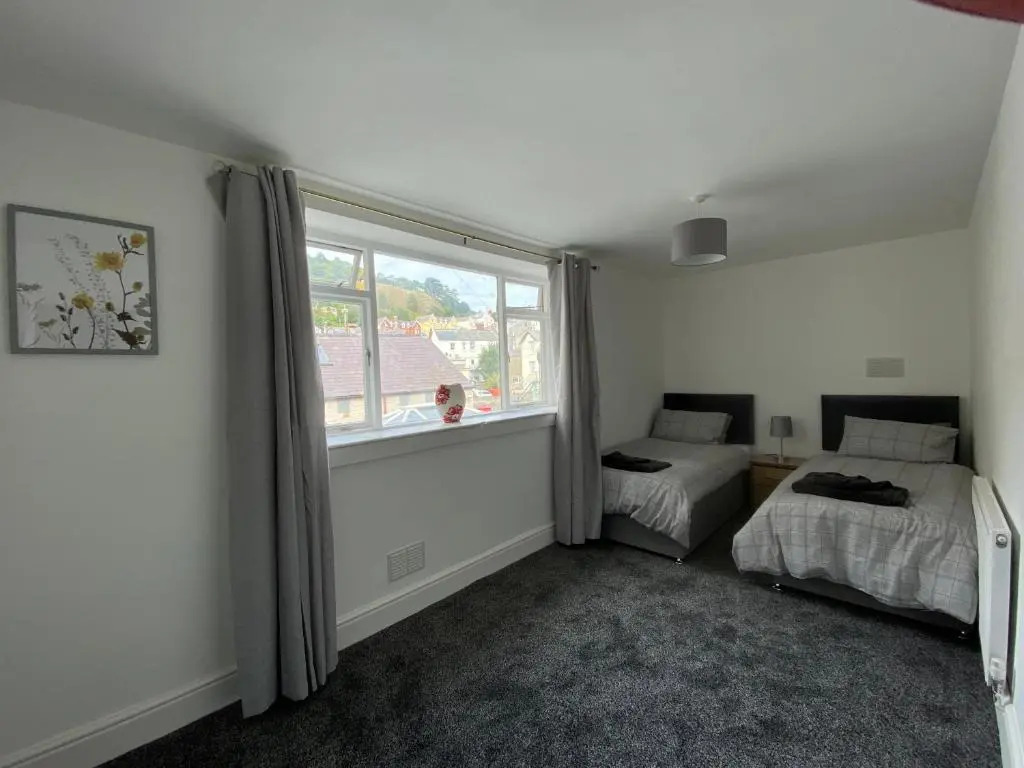 Spacious First Floor 3 Bed Mostyn Street Apartment