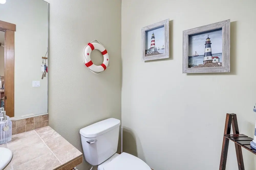 Walk to Lincoln City Beach: Townhome w/ Balconies!