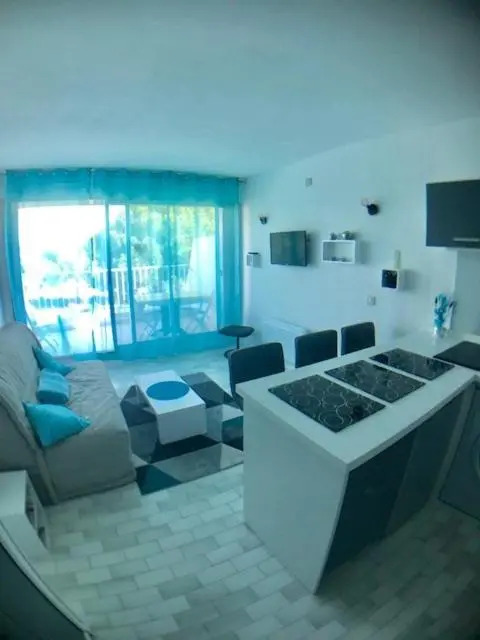 AS9578 - Studio cabine vue port avec parking privé