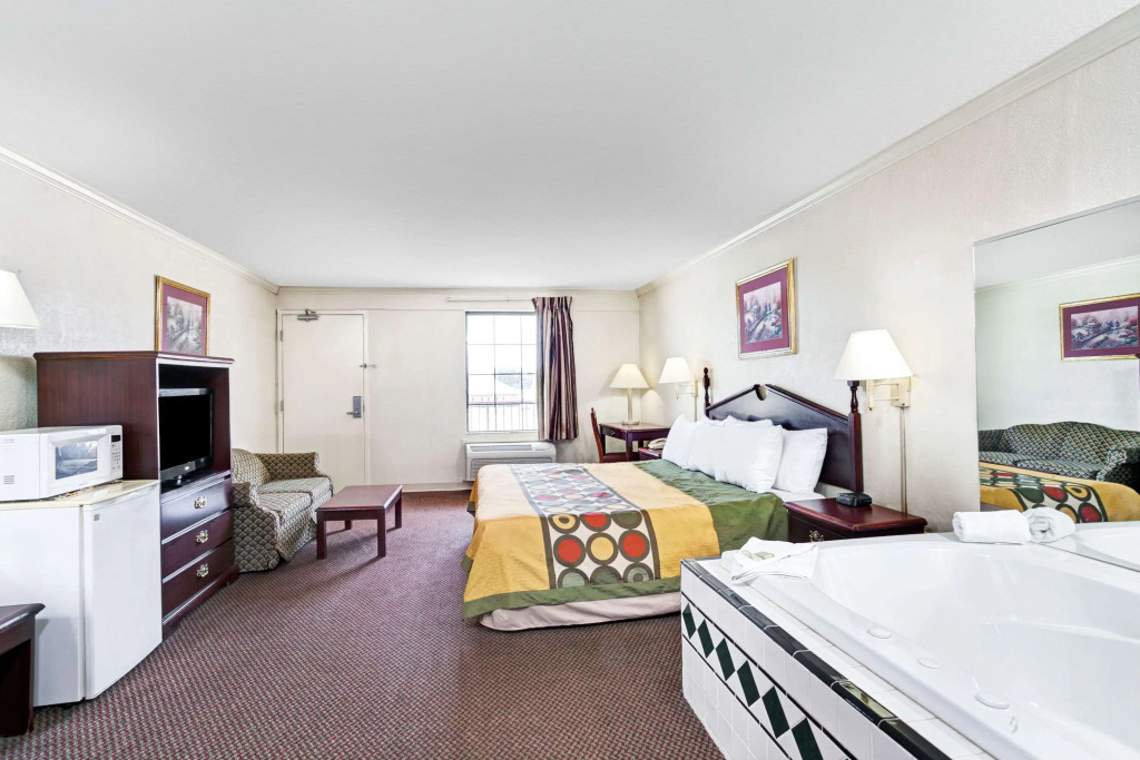 Super 8 by Wyndham Clarksville East