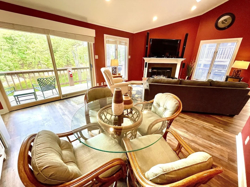 80BPD, Four bedroom, two 1/2 bath log-sided condo with lake view , garage by RedAwning
