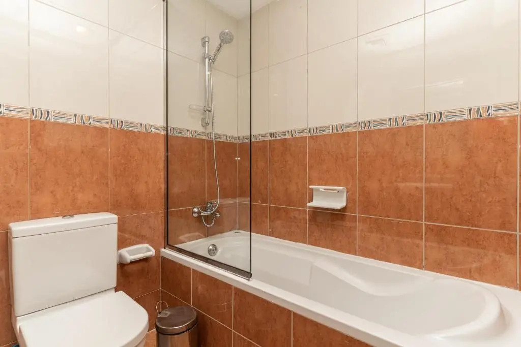 RH- 2BR apartment is Al Barsha 1, near mall & lulu
