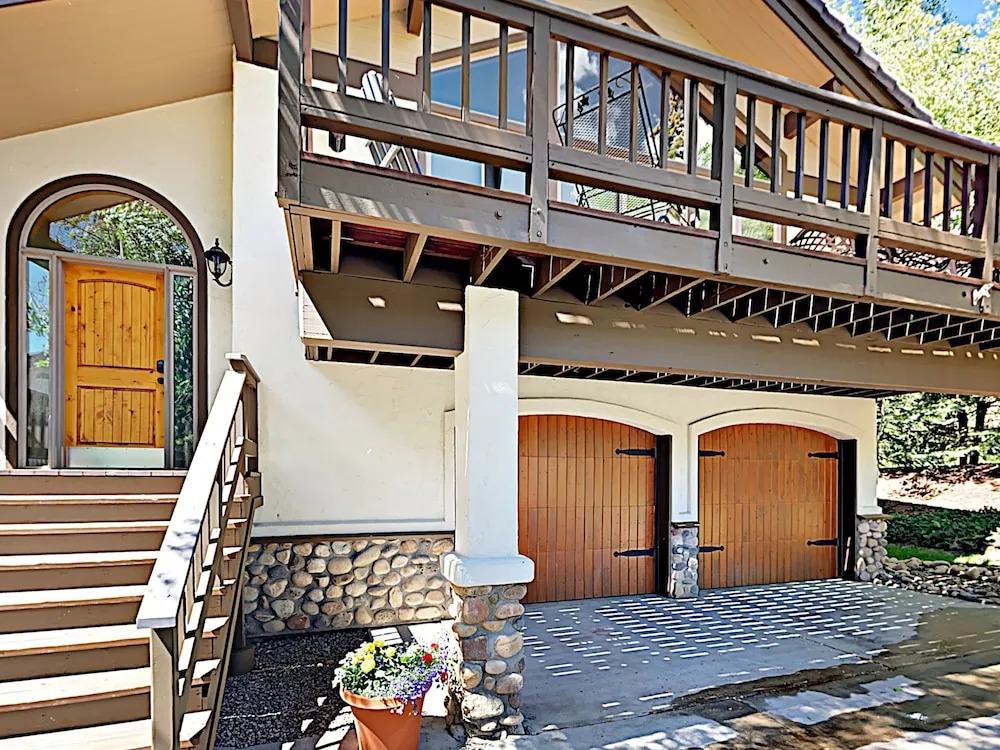 Window-lined  With Hot Tub 4 Bedroom Home