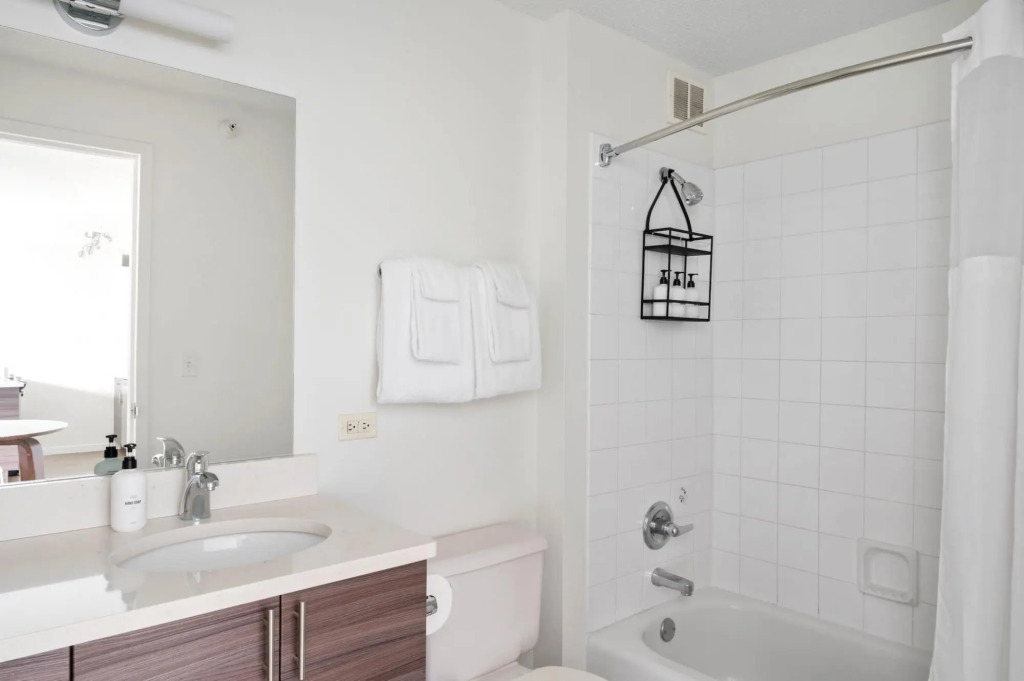 Chicago | King Bed Studio Near Loyola, Red Line + Shopping
