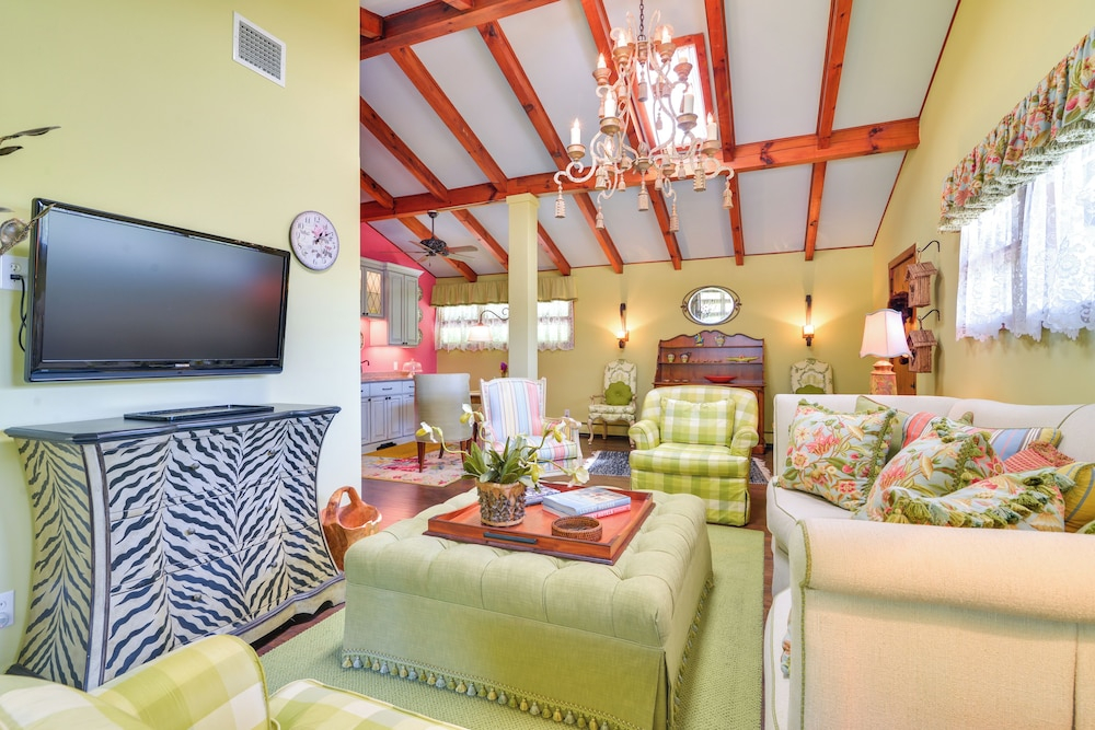 'La Petite Chalet' w/ Views in Blue Ridge Mtns!
