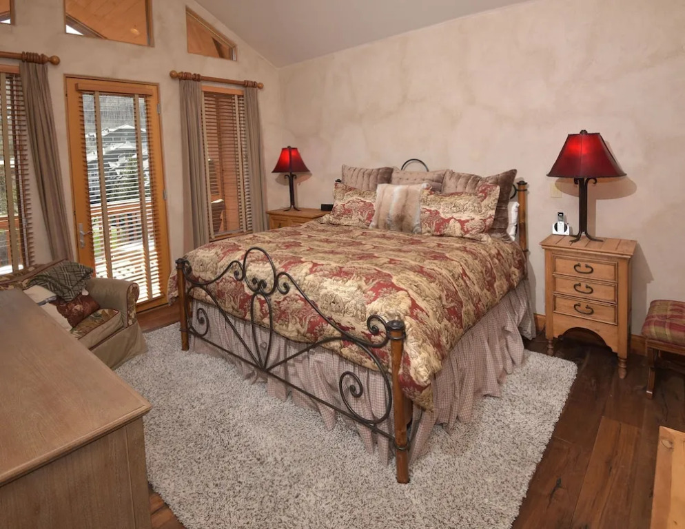 Spacious 4br 4.5ba  Ski In/out-stay +7 Nights 4 Bedroom Condo by RedAwning