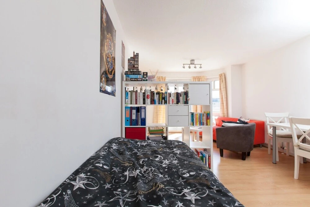 Ideal Fringe Base: Great Value + Free Parking!