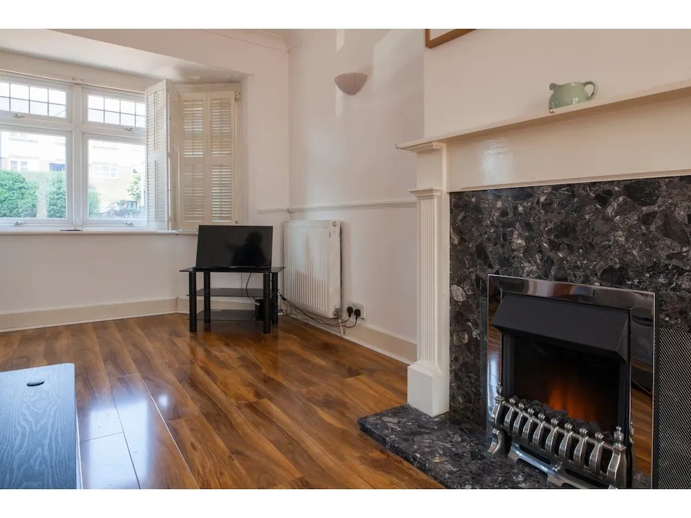 Spacious 3-br House W/conservatory in Greenwich
