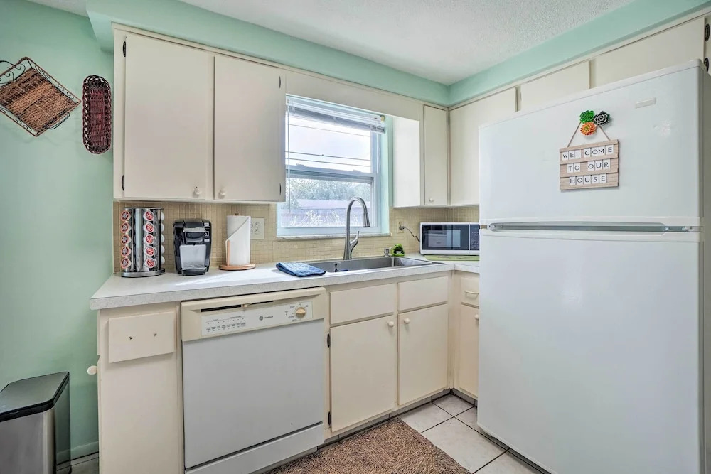 Cozy Holiday Home w/ Yard ~ 5 Mi to Beach