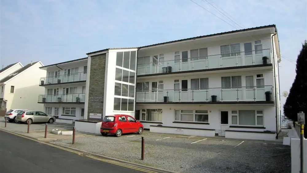 Strandways Court 8