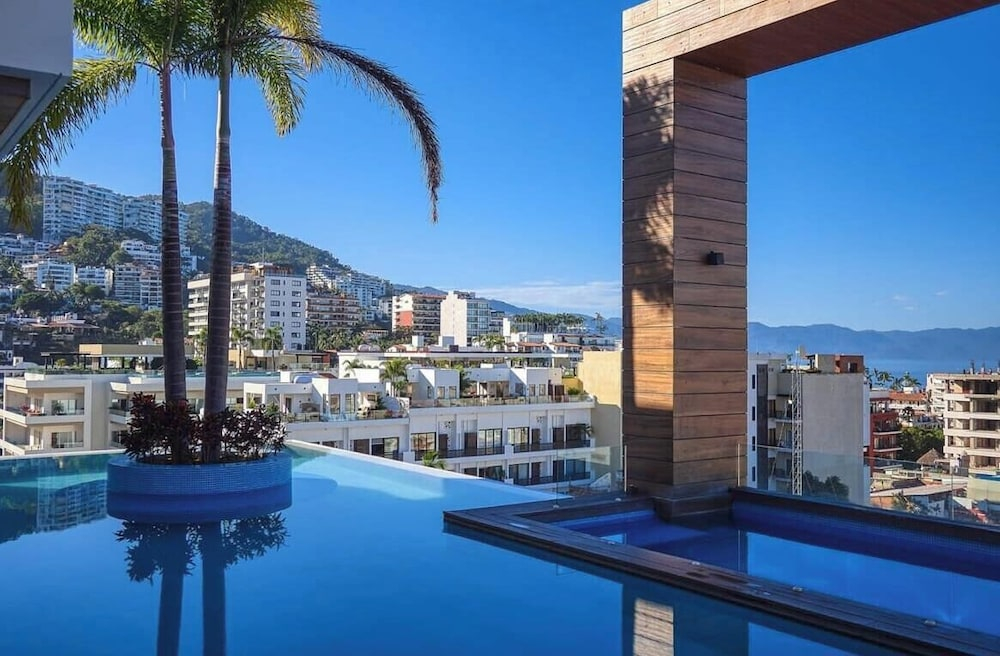 Luxurious 1BR Condo in Zona Romantica - Pool