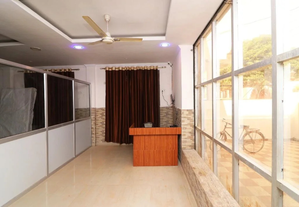 OYO 255 Flagship Jankipuram University Campus