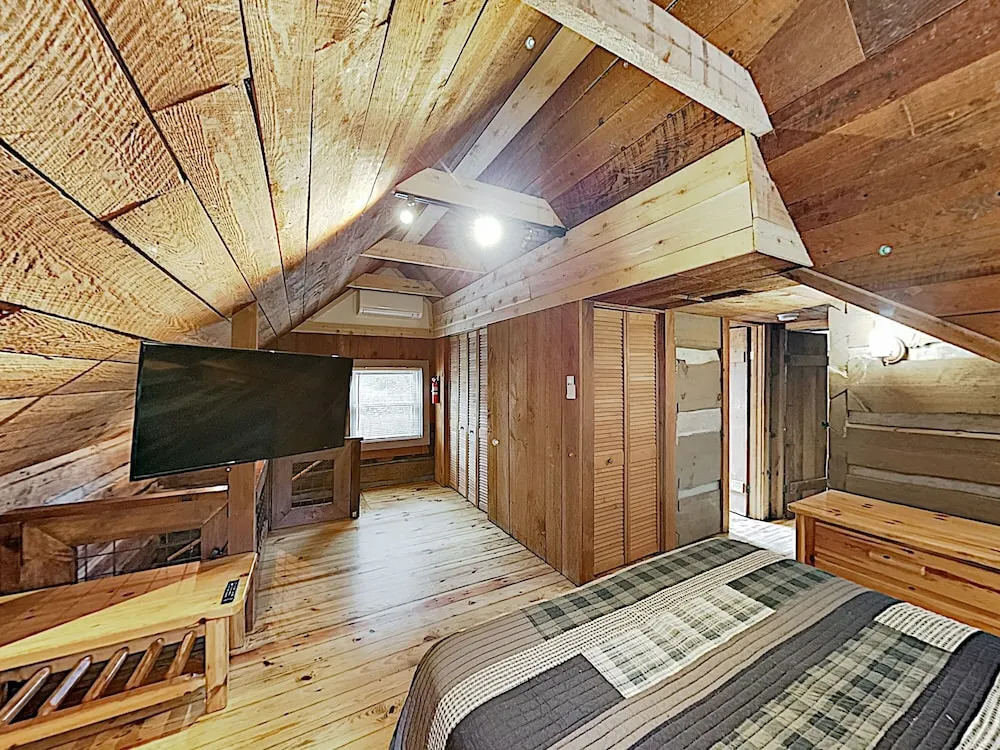 New Listing! Updated W/ Hot Tub On 2 Acres 1 Bedroom Cabin