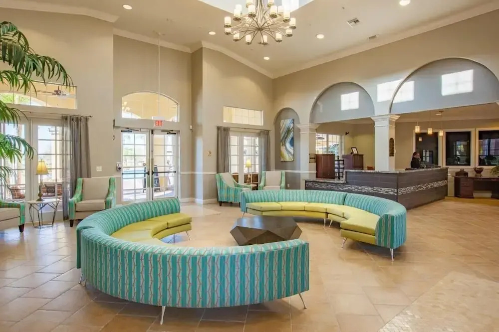 301 - Super Clean & Beautiful. Pools, Gym, Lake