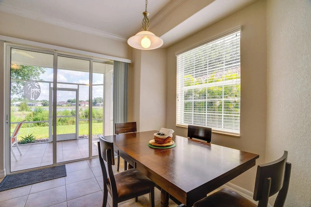 Pool Access & Lake-view Lanai! Port Charlotte Gem
