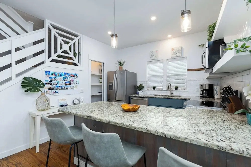Comfy 3bdr Right in Town Sleeps 10