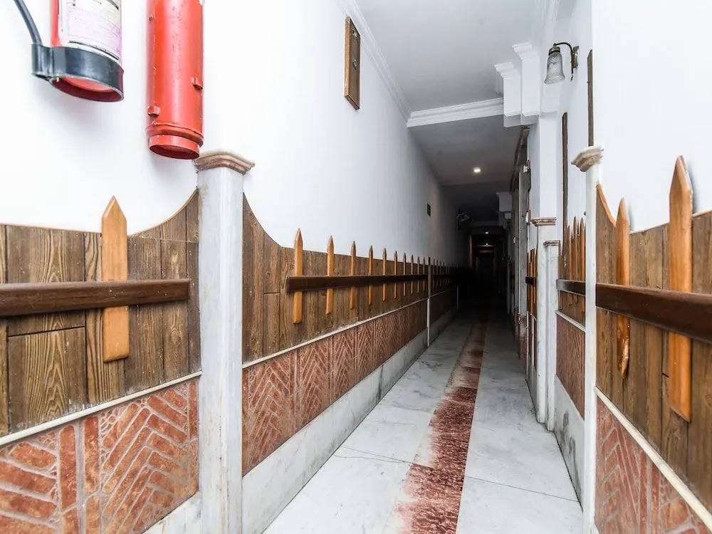 OYO 20000 Hotel Cottage Crown Plaza